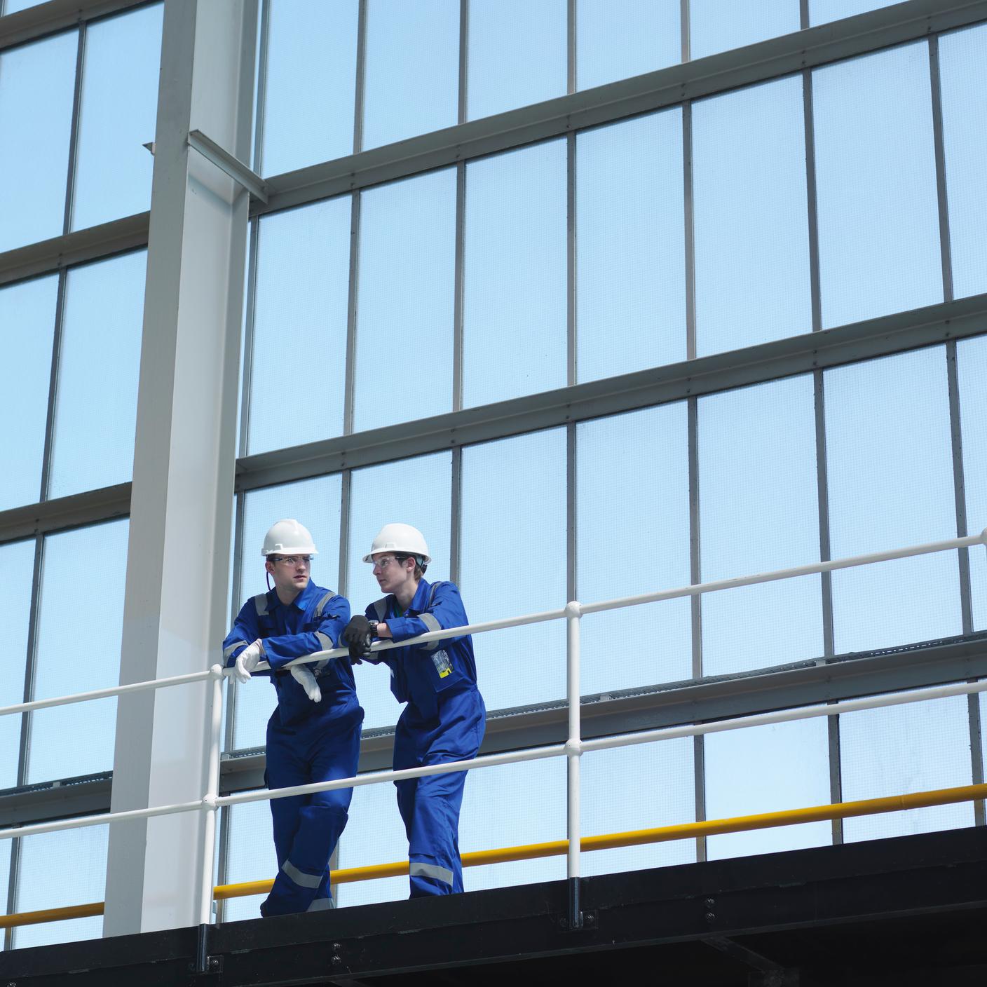 Fallstudie - ANSTO Zertifizierung durch BSI nach ISO 45001 - Ingenieure in der Ladehalle