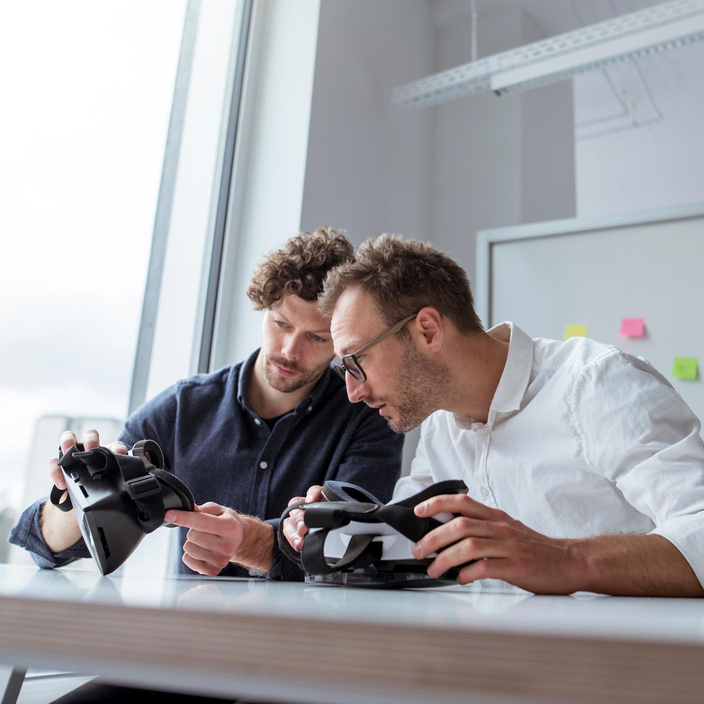 IKT – Ingenieure untersuchen Virtual-Reality-Simulatoren am Tisch im Büro